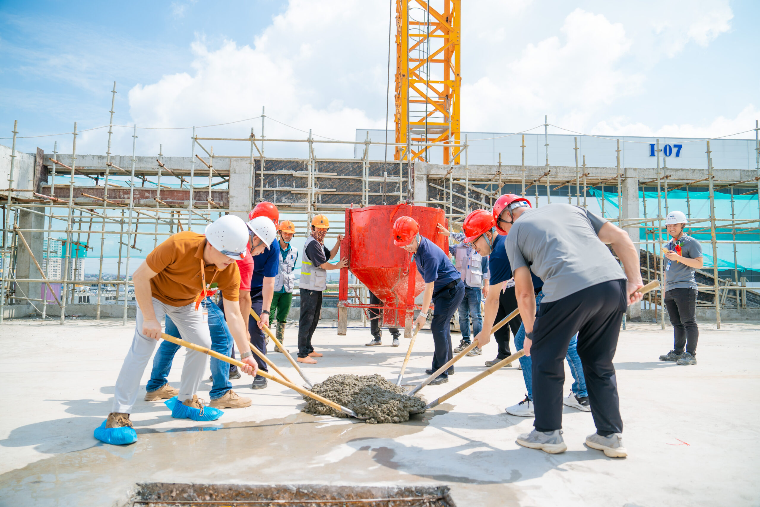 LỄ CẤT NÓC DỰ ÁN XÂY DỰNG NHÀ MÁY CÔNG TY TNHH CÔNG NGHỆ SHUNSIN ( VIỆT NAM) TẠI QUANG CHÂU